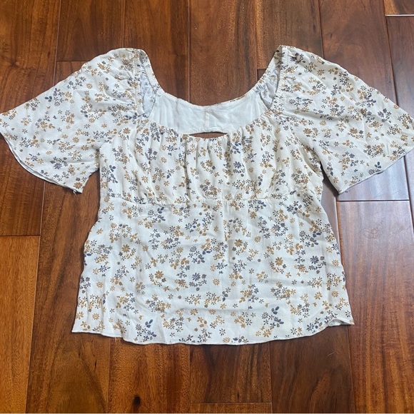Urban Romantics Crop Top Womens Sz Small Keyhole Back Ditsy Floral Flutter Sleev - Picture 1 of 6